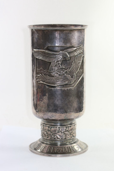 Ehrenpokal für besondere Leistungen in Luftkrieg, Ritterkreuzträger "Alfred Bollmann", Alpaka - Militaria-Berlin