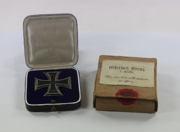 Eisernes Kreuz 1. Klasse 1914, Hst. K.A.G., im Etui und Umkarton - Militaria-Berlin