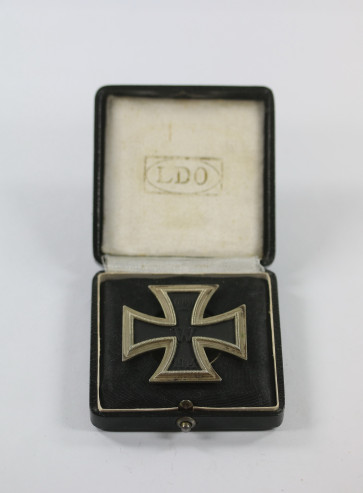Eisernes Kreuz 1. Klasse 1914, in der Form von 1939, Hst. L/57, an Schraubscheine, im LDO Etui - Militaria-Berlin