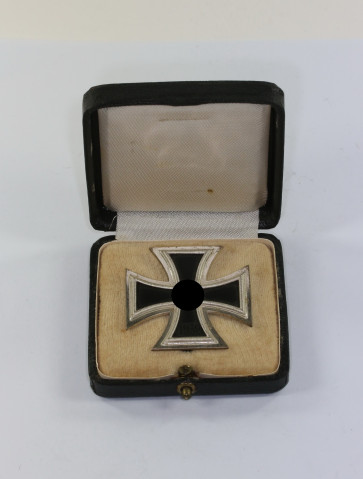 Eisernes Kreuz 1. Klasse 1939, Hst. 100, im Etui - Militaria-Berlin