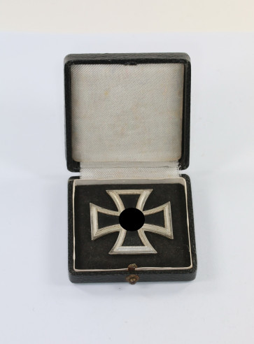 Eisernes Kreuz 1. Klasse 1939, Hst. 3, im Etui mit schwarzen Inlet (!) - Militaria-Berlin