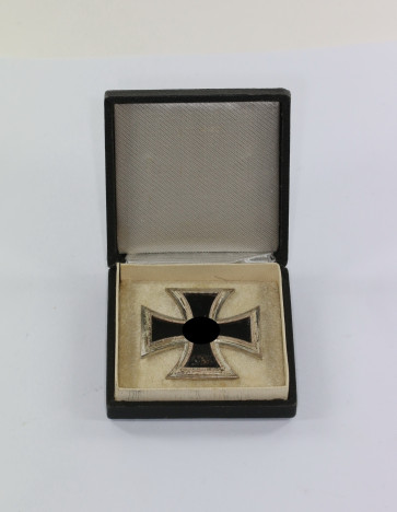 Eisernes Kreuz 1. Klasse 1939, Hst. 4, im Etui - Militaria-Berlin