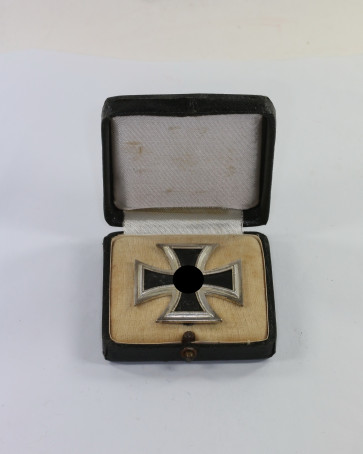 Eisernes Kreuz 1. Klasse 1939, Hst. 100, im Etui - Militaria-Berlin