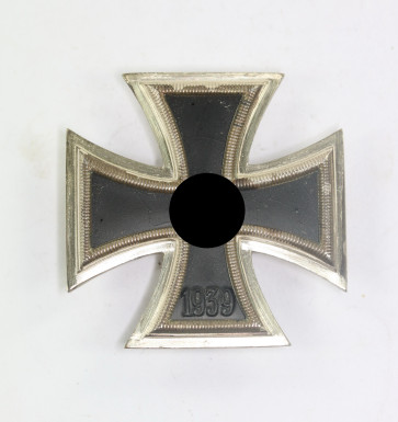 Eisernes Kreuz 1. Klasse 1939, Hst. 107 (Carl Wild, Hamburg) - Militaria-Berlin