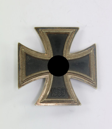 Eisernes Kreuz 1. Klasse 1939, Hst. 15 (Friedrich Orth, Wien), magnetisch - Militaria-Berlin