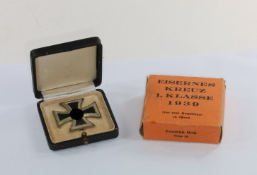 Eisernes Kreuz 1. Klasse 1939, Hst. 15, im Etui mit Umkarton - Militaria-Berlin