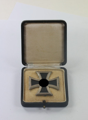  Eisernes Kreuz 1. Klasse 1939, Hst. 20 (C.F. Zimmermann, Pforzheim), im Etui - Militaria-Berlin