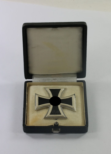 Eisernes Kreuz 1. Klasse 1939, Hst. 26 (B.H. Mayer, Pforzheim), im Etui - Militaria-Berlin
