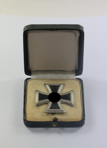 Eisernes Kreuz 1. Klasse 1939, Hst. 26 (B.H. Mayer, Pforzheim), im Etui - Militaria-Berlin