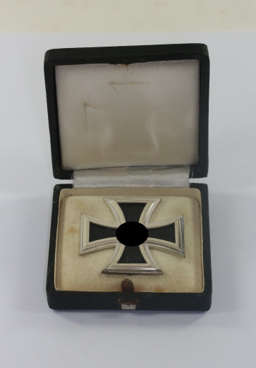 Eisernes Kreuz 1. Klasse 1939, Hst. 26 (B.H. Mayer, Pforzheim), im Etui (eckiger Drücker) - Militaria-Berlin
