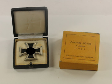 Eisernes Kreuz 1. Klasse 1939, Hst. 26, im Etui und Umkarton B.H. Mayer, Pforzheim Nur vom Empfänger zu öffnen - Militaria-Berlin