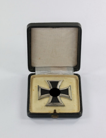 Eisernes Kreuz 1. Klasse 1939, Hst. 26, im Etui (Variante), mit Trägergravur KG Bölke - Militaria-Berlin