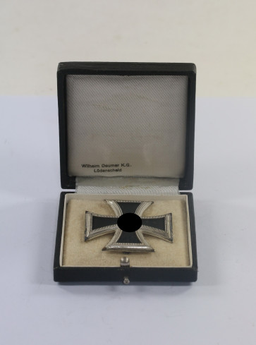 Eisernes Kreuz 1. Klasse 1939, Hst. 3, im Etui Wilhelm Deumer K.G. Lüdenscheid - Militaria-Berlin
