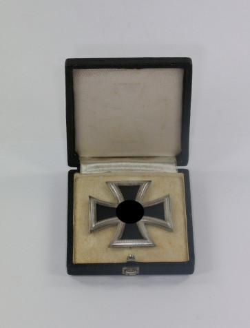  Eisernes Kreuz 1. Klasse 1939, Hst. 6., Punze oben (!), im Etui - Militaria-Berlin