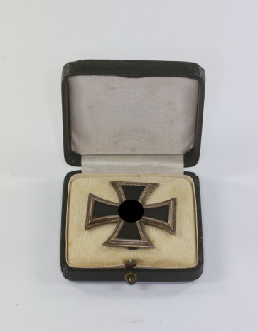 Eisernes Kreuz 1. Klasse 1939, Hst. 65, im Etui - Militaria-Berlin