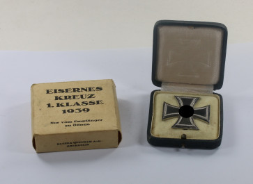 Eisernes Kreuz 1. Klasse 1939, Hst. 65, im Etui, mit Umkarton Klein & Quenzer A.-G. Oberstein - Militaria-Berlin