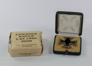  Eisernes Kreuz 1. Klasse 1939, Hst. 65, im Etui, mit Umkarton Klein & Quenzer A.-G. - Militaria-Berlin