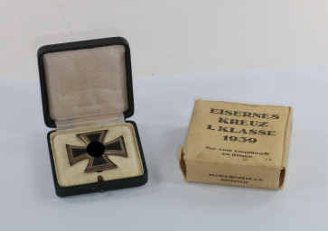 Eisernes Kreuz 1. Klasse 1939, Hst. 65, im grünen (!) Etui, mit Umkarton - Militaria-Berlin