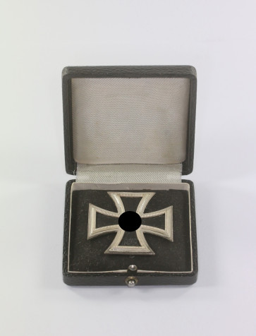 Eisernes Kreuz 1. Klasse 1939, Hst. L/11, im Etui mit schwarzen Inlet - Militaria-Berlin