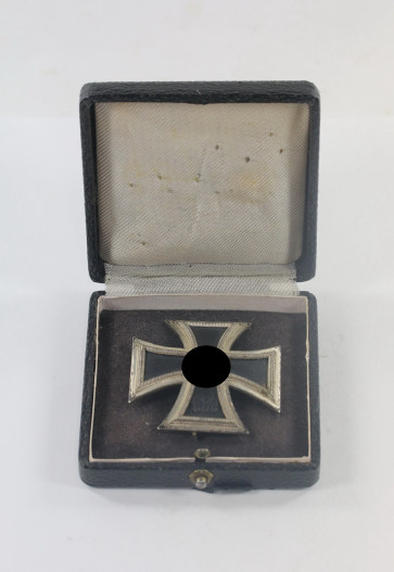 Eisernes Kreuz 1. Klasse 1939, Hst. L/11, im Etui mit schwarzen Inlet - Militaria-Berlin