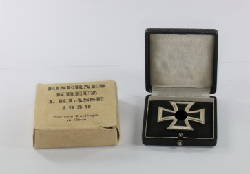 Eisernes Kreuz 1. Klasse 1939, Hst. L/11, im Etui mit schwarzen Inlet, im Umkarton Wilhelm Deumer Kom.-Ges. Lüdenscheid - Militaria-Berlin