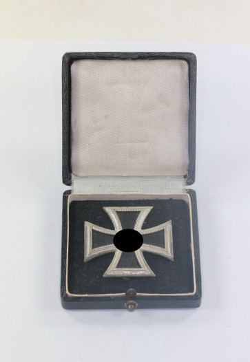  Eisernes Kreuz 1. Klasse 1939, Hst. L/11 (Kasten), im Etui mit schwarzen Inlet - Militaria-Berlin