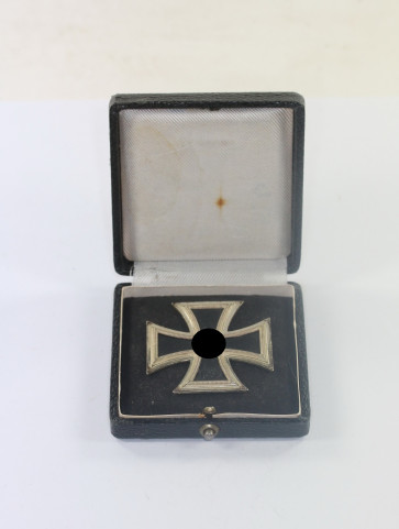  Eisernes Kreuz 1. Klasse 1939, Hst. L/11 (Kasten), im Etui mit schwarzen Inlet - Militaria-Berlin