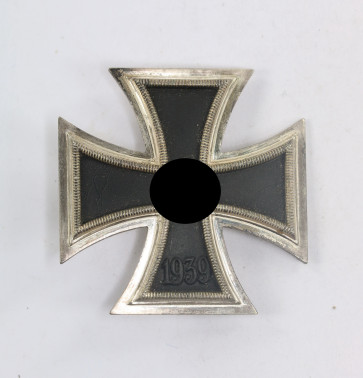 Eisernes Kreuz 1. Klasse 1939, Hst. L/11 Kasten (Wilhelm Deumer, Lüdenscheid) - Militaria-Berlin