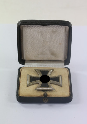 Eisernes Kreuz 1. Klasse 1939, Hst. L/11 ohne (!) Kasten (Wilhelm Deumer, Lüdenscheid), im Etui - Militaria-Berlin