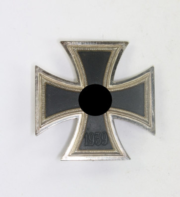 Eisernes Kreuz 1. Klasse 1939, Hst. L/11, Variante (!), Hersteller auf Nadel - Militaria-Berlin