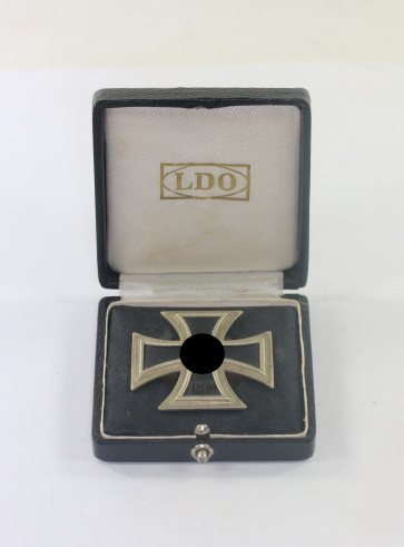 Eisernes Kreuz 1. Klasse 1939, Hst. L/12, an Schraubscheibe, im LDO-Etui, (C.E. Juncker, Berlin) - Militaria-Berlin
