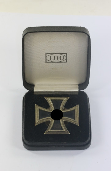 Eisernes Kreuz 1. Klasse 1939, Hst. L/13 an Schraubscheibe, im LDO Halbetui - Militaria-Berlin