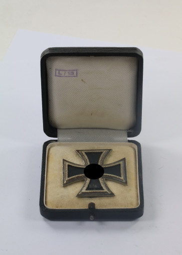  Eisernes Kreuz 1. Klasse 1939, Hst. L/13, im LDO Etui 1. Form, L/13 - Militaria-Berlin