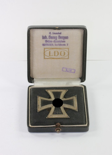 Eisernes Kreuz 1. Klasse 1939, Hst. L/13 (Makro), an Schraubscheibe, im LDO Etui L/13 - Militaria-Berlin