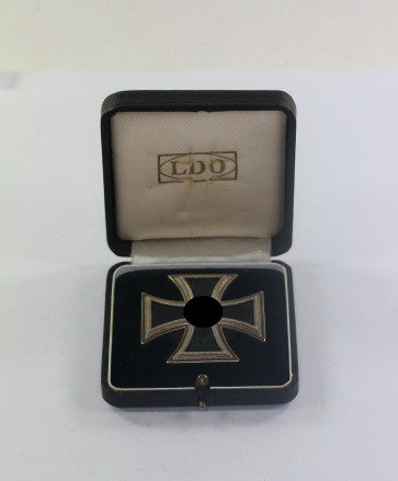  Eisernes Kreuz 1. Klasse 1939, Hst. L/16, an Schraubscheibe, im LDO Etui - Militaria-Berlin