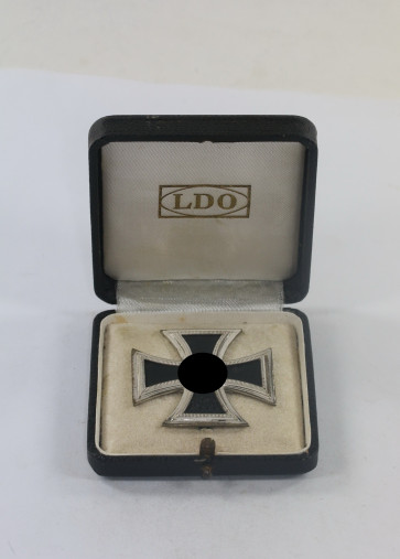 Eisernes Kreuz 1. Klasse 1939, Hst. L/16, im LDO Etui  - Militaria-Berlin