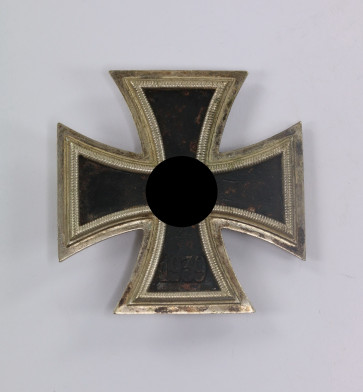 Eisernes Kreuz 1. Klasse 1939, Hst. L/18 (B.H. Mayer, Pforzheim) - Militaria-Berlin