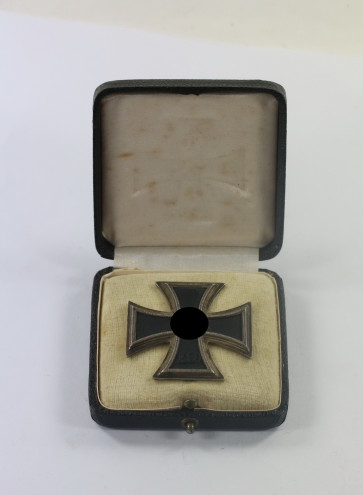  Eisernes Kreuz 1. Klasse 1939, Hst. L/50 (Gebrüder Godet & Co., Berlin), im Etui - Militaria-Berlin