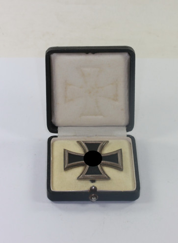  Eisernes Kreuz 1. Klasse 1939, Hst. L/50, im Etui - Militaria-Berlin