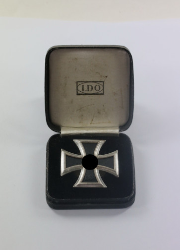 Eisernes Kreuz 1. Klasse 1939, Hst. L/52, an Schraubscheibe, im LDO Halbetui - Militaria-Berlin