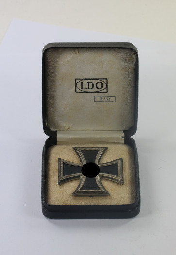 Eisernes Kreuz 1. Klasse 1939, Hst. L/52, zentral Punze (!), im LDO Etui L/52 (C.F. Zimmermann, Pforzheim) - Militaria-Berlin