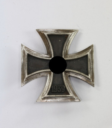  Eisernes Kreuz 1. Klasse 1939, Hst. L/54, auf der Nadel (!) - Militaria-Berlin