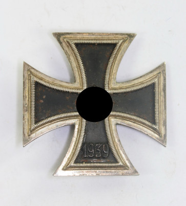 Eisernes Kreuz 1. Klasse 1939, Hst. L/54 auf der Nadel (!) (Schauerte & Höhfeld, Lüdenscheid) - Militaria-Berlin