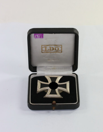 Eisernes Kreuz 1. Klasse 1939, Hst. L/56, an Schraubscheibe, im LDO Etui - Militaria-Berlin