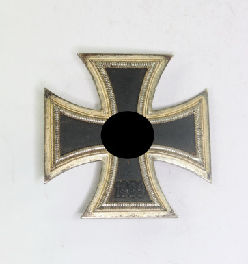 Eisernes Kreuz 1. Klasse 1939, Hst. L/56 schmale Nadel (!) (Funcke & Brüninghaus, Lüdenscheid) - Militaria-Berlin