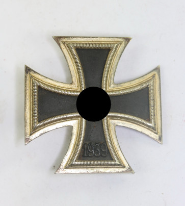 Eisernes Kreuz 1. Klasse 1939, Hst. L/56 schmale Nadel (!) (Funcke & Brüninghaus, Lüdenscheid) - Militaria-Berlin