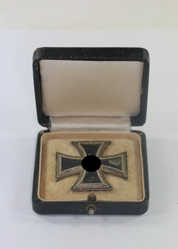 Eisernes Kreuz 1. Klasse 1939, Hst. L/58, nicht magnetisch (!) im Etui (Rudolf Souval, Wien) - Militaria-Berlin