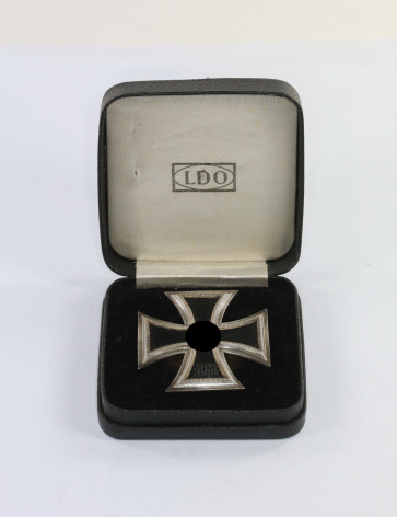 Eisernes Kreuz 1. Klasse 1939, Hst. L/59, an Schraubscheibe, im LDO Etui - Militaria-Berlin