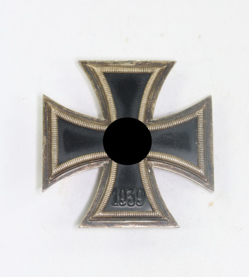 Eisernes Kreuz 1. Klasse 1939, Hst. L59 mit Rune, Variante (!) (Alois Rettenmaier, Schwäbisch-Gmünd) - Militaria-Berlin