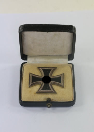  Eisernes Kreuz 1. Klasse 1939, Hst. L59 (Rune und Punkt), im Etui - Militaria-Berlin